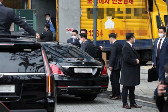 (서울=뉴스1) 박세연 기자 = 윤석열 대통령 당선인이 11일 오전 공식일정을 소화하기 위해 서울 서초구 자택에서 나와 차량에 오르고 있다. 2022.3.11/뉴스1