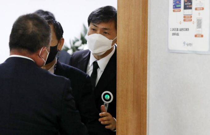 [서울=뉴시스] 추상철 기자 = 부친상으로 일시 석방된 안희정 전 충남지사가 9일 오후 서울의 한 장례식장에서 조문객을 맞이하고 있다. 2022.03.09.