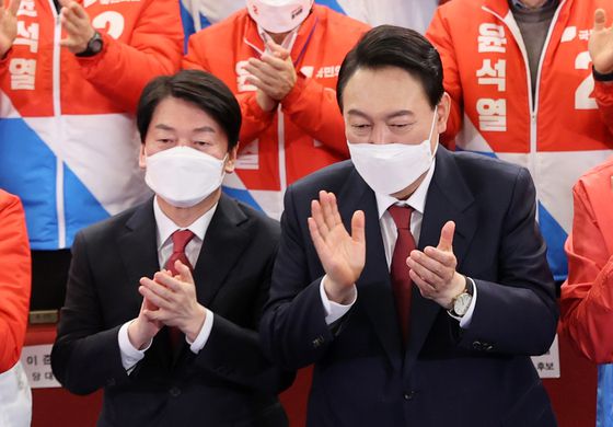 윤석열 제20대 대한민국 대통령 당선인(오른쪽)과 안철수 국민의당 대표가 10일 새벽 서울 여의도 국회 도서관에 마련된 개표상황실을 찾아 개표방송을 보며 박수치고 있다. 2022.3.10/뉴스1