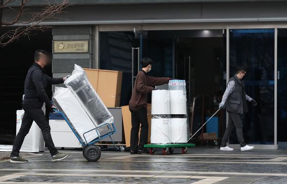 (서울=뉴스1) 이성철기자 = 13일 오전 윤석열 대통령 당선인 집무실이 들어설 예정인 서울 종로구 통의동 금융감독연수원에서 작업자들이 분주히 움직이고 있다. 2022.3.13/뉴스1