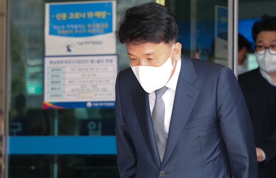 = 함영주 하나금융 부회장이 11일 서울 마포구 서부지방법원에서 열린 '채용비리 혐의' 1심에서 무죄를 선고 받은 뒤  법정을 나서며 취재진을 향해 고개 숙여 인사하고 있다. /사진=뉴스1