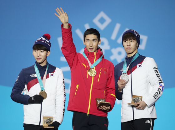 =임효준(맨 왼쪽)과 황대헌(맨 오른쪽). 2018.2.23/뉴스1