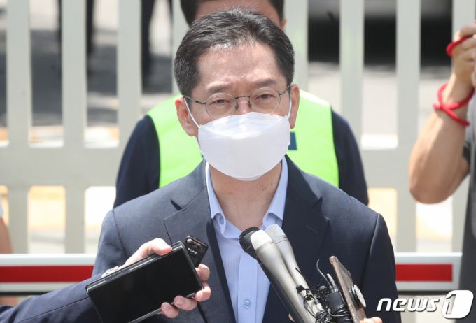 (창원=뉴스1) 여주연 기자 = 드루킹 댓글 여론조작 사건으로 대법원에서 징역 2년이 확정된 김경수 전 경남도지사 26일 오전 경남 창원시 마산구 창원교도소 앞에서 재수감 입장을 밝히고 있다. 2021.7.26/뉴스1