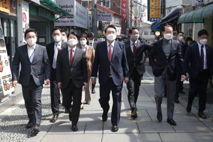 [서울=뉴시스] 국회사진기자단 = 윤석열 대통령 당선인과 안철수 인수위원장, 권영세 부위원장 등이 16일 오후 서울 종로구 통의동 집무실 인근에서 점심 식사를 마친 후 산책하고 있다. 2022.03.16.