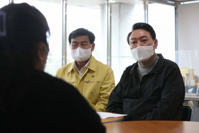 [동해=뉴시스] 국회사진기자단 = 윤석열 대통령 당선인이 15일 강원 동해시 국가철도공단 망상수련원에 마련된 산불 피해 이재민 임시거주지를 방문, 산불 피해 주민들과 간담회를 하고 있다.  2022.03.15.