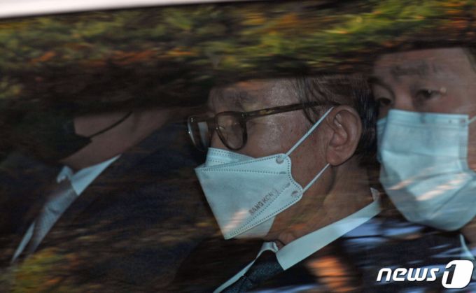 (서울=뉴스1) 안은나 기자 = 이명박 전 대통령을 태운 차량이 2일 오후 서울 강남구 논현동 자택에서 중앙지방검찰청으로 이동하고 있다.   자동차 부품업체 다스(DAS)의 자금 수백억원을 횡령하고 삼성에서 거액의 뇌물을 받은 혐의로 기소돼 징역 17년형이 최종 확정된 이 전 대통령은 이날 동부구치소에 재수감될 예정이다. 2020.11.2/뉴스1