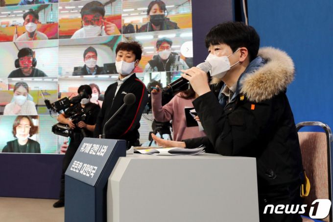 (서울=뉴스1) 이광호 기자 = 문재인 대통령의 신년 기자회견을 하루 앞둔 17일 청와대 춘추관에 마련된 기자회견장에서 탁현민 의전비서관이 리허설을 진행하고 있다.   이번 신년 기자회견은 신종 코로나바이러스 감염증(코로나19)으로 인한 사회적 거리두기를 고려해 춘추관 현장에서 온·오프라인 화상연결을 통한 방식으로 진행된다.2021.1.17/뉴스1