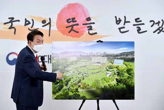 윤석열 대통령 당선인이 20일 서울 종로구 한국금융연수원 별관에 마련된 대통령직인수위원회 회견장에서 청와대 대통령 집무실의 용산 국방부 청사 이전 관련 기자회견을 하고 있다. /사진=뉴스1