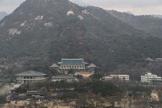 (서울=뉴스1) 성동훈 기자 = 윤석열 대통령 당선인이 기자회견을 통해 대통령 집무실을 용산 국방부 청사로 이전한다고 공식 발표한 20일 서울 종로구 청와대 일대가 적막한 모습을 보이고 있다.   윤 당선인은 이날 가진 기자회견에서 "청와대는 임기 시작인 5월 10일에 개방해 국민께 돌려드리겠다"며 "어려운 일이지만, 국가와 미래를 위해 내린 결단"이라고 밝혔다. 2022.3.20/뉴스1