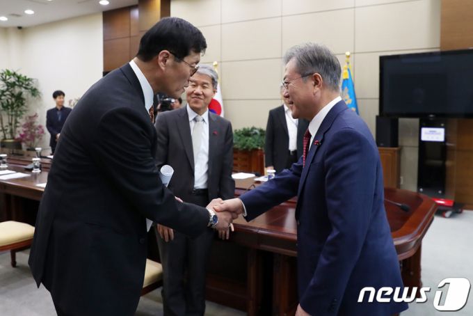 문재인 대통령이 2019년 1월28일 오후 청와대에서 이창용 국제통화기금(IMF) 아시아ㆍ태평양 담당 국장과 면담에 앞서 악수하고 있다.(청와대 제공) /사진=뉴스1