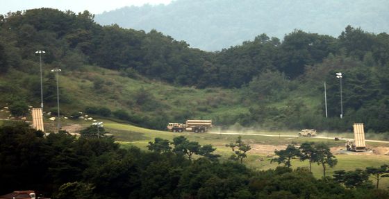 = 주한미군이 2017년9월10일 오후 경북 성주군 초전면 사드기지인 성주골프장에서 추가 배치된 사드(THAAD·고고도미사일방어체계)발사대를 이동 배치하고 있다. 2017.9.10/뉴스1