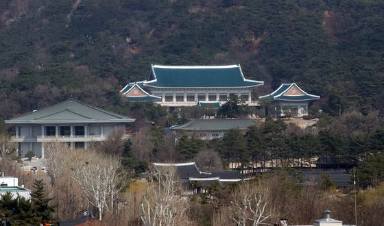 청와대와 인수위가 정권 교체기에 대통령 집무실의 이전을 놓고 대립양상을 보이고 있다. 윤석열 대통령 당선인은 용산 국방부 청사로 대통령 집무실을 이전하겠다고 밝혔다. 이에 청와대는 촉박한 시일 등을 이유로 사실상 반대 입장을 내놨다. 사진은 22일 청와대 모습. /사진=뉴스1
