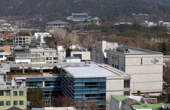 (서울=뉴스1) 송원영 기자 = 청와대와 인수위가 정권 교체기에 대통령 집무실의 이전을 놓고 대립양상을 보이고 있다. 윤석열 대통령 당선인은 용산 국방부 청사로 대통령 집무실을 이전하겠다고 밝혔다. 이에 청와대는 촉박한 시일 등을 이유로 사실상 반대 입장을 내놨다. 사진은 22일 청와대와 윤석열 당선인의 집무실이 있는 종로구 통의동 금융감독원 연수원(아래) 모습. 2022.3.22/뉴스1