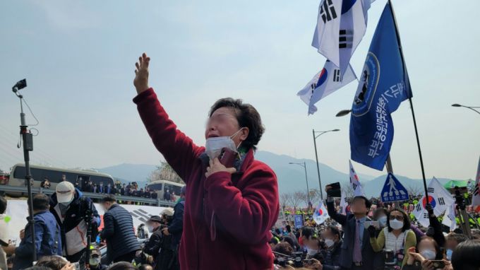 24일 오후 12시 25분 대구 달성군. 박근혜 전 대통령이 사저에 들어가자 지지자가 손을 흔들며 울부짖고 있는 모습./사진=김도균 기자