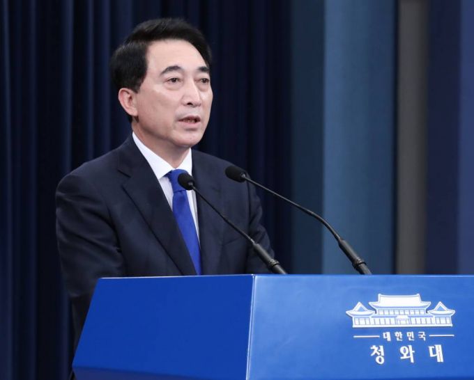 [서울=뉴시스] 김진아 기자 = 박수현 청와대 국민소통수석이 23일 춘추관 브리핑룸에서 문재인 대통령의 윤석열 당선인과의 회동 관련 발언에 대해 브리핑을 하고 있다. 문 대통령은 회동과 관련해 "대통령 당선인이 대통령을 예방하는데 협상과 조건이 필요했다는 말을 들어보지 못했다"며 "다른 이들의 말을 듣지 마시고 당선인께서 직접 판단해주시기 바란다"고 말했다. 2022.03.24.