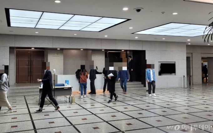 24일 LG트윈타워에서 제20기 LG전자 주주총회에 참석한 주주들이 주총장을 나서고 있다./사진 = 오진영 기자