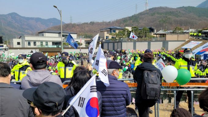 24일 오전 11시. 박근혜 전 대통령이 대구 달성군 사저에 도착하기 전. 지지자들이 박 전 대통령을 기다리고 있는 모습./사진=김도균 기자