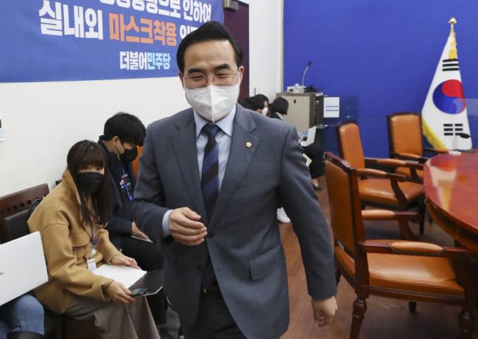 박홍근 더불어민주당 신임 원내대표가 25일 서울 여의도 국회 원내대표 회의실에서 문재인 대통령의 축하난을 받은 뒤 원내대표실로 향하고 있다. / 사진제공=뉴시스