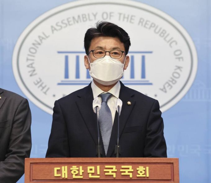 [서울=뉴시스] 최진석 기자 = 진성준 더불어민주당 신임 원내운영수석부대표가 25일 서울 여의도 국회 소통관에서 소감을 밝히고 있다. (공동취재사진) 2022.03.25.