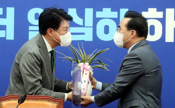 (서울=뉴스1) 이동해 기자 = 당선인 비서실장의 예방을 받고 있다. /사진=뉴스1