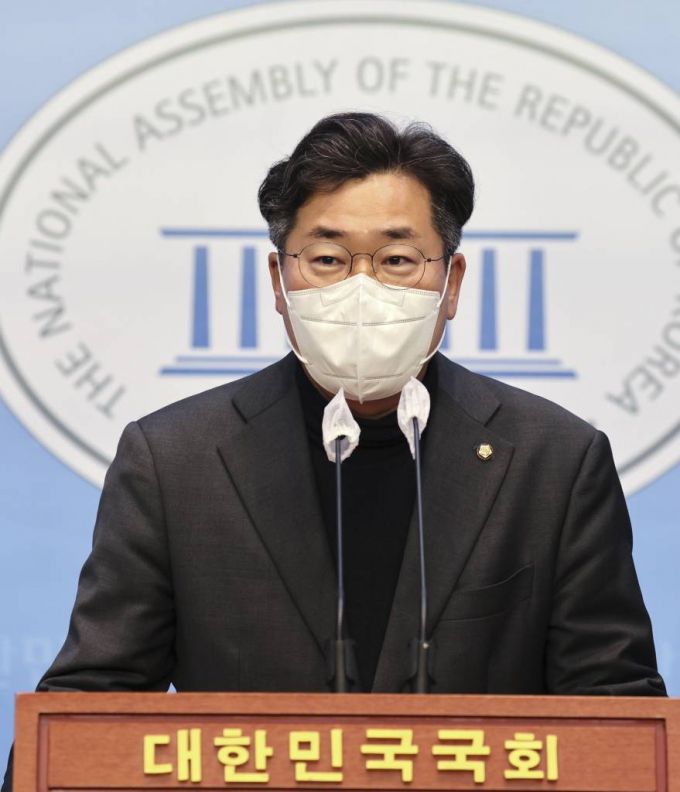 [서울=뉴시스 최진석 기자 = 박찬대  더불어민주당 신임 원내정책수석부대표가 25일 국회 소통관에서 소감을 밝히고 있다. (공동취재사진) 2022.03.25.