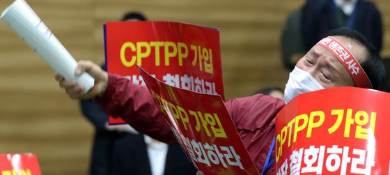 25일 오전 정부세종청사 산업통상자원부 대강당에서 열린 CPTPP(포괄적 점진적 환태평양동반자협정) 공청회에 참가한 농민이 가입 철회를 요구하고 있다. /사진=뉴스1