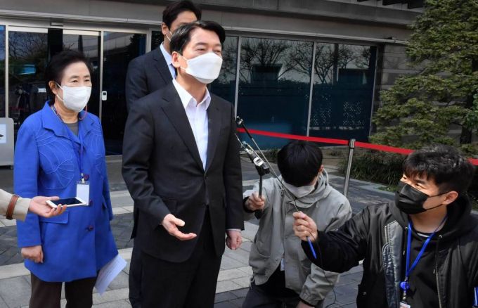 [서울=뉴시스] 인수위사진기자단 = 안철수 대통령직인수위 위원장이 27일 점심식사를 마치고 서울 종로구 통의동 인수위 사무실로 들어서며 취재진 질문에 답하고 있다. 2022.03.27.