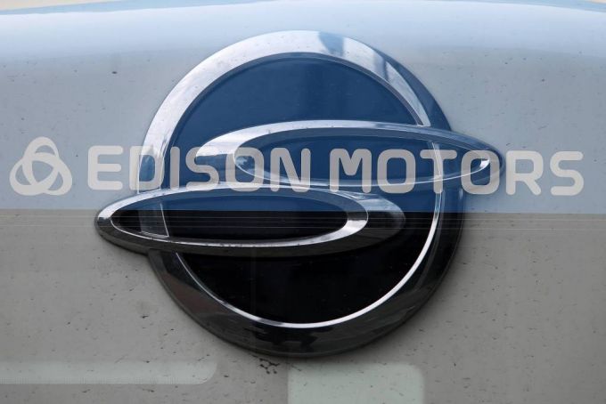 [서울=뉴시스] 백동현 기자 = 에디슨모터스의 쌍용차 인수계약이 무산될 위기에 놓인 27일 오전 서울 시내버스에 에디슨모터스 로고가 붙어 있다. 이날 법조계에 따르면 에디슨모터스 컨소시엄은 인수대금 잔금 납입 기한인 지난 25일까지 잔금을 지급하지 못했다고 밝혔다. (사진=다중노출촬영) 2022.03.27.