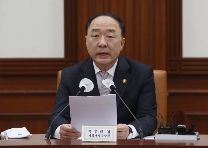 [서울=뉴시스] 김명원 기자 = 홍남기 부총리 겸 기획재정부 장관. (공동취재사진) 2022.03.25.