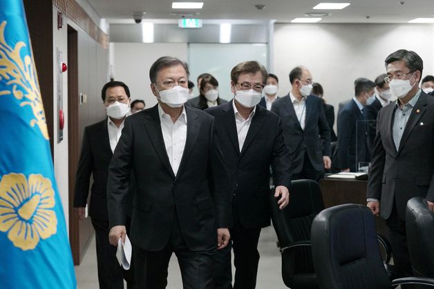 (서울=뉴스1) = 문재인 대통령이 24일 청와대 국가위기관리센터에서 열린 긴급 국가안전보장회의(NSC)에 참석하고 있다.(청와대 제공)2022.3.24/뉴스1