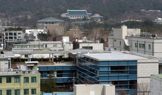 (서울=뉴스1) 송원영 기자 = 17일 청와대와 윤석열 당선인의 집무실이 있는 종로구 통의동 금융감독원 연수원(아래) 모습. 2022.3.17/뉴스1