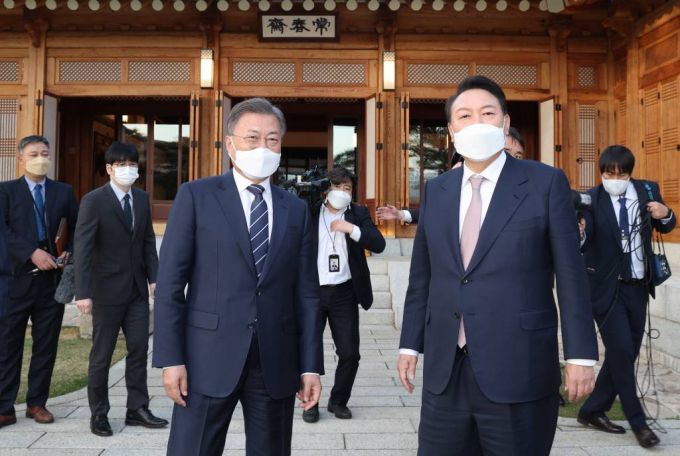 [서울=뉴시스] 김진아 기자 = 문재인 대통령과 윤석열 대통령 당선인이 28일 오후 청와대 상춘재에서 만찬 회동에 앞서 대화하고 있다. 2022.03.28.