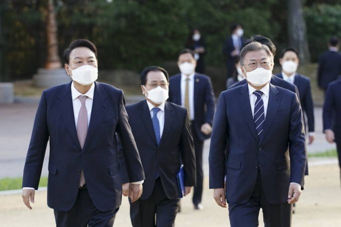 [서울=뉴시스] 문재인 대통령과 윤석열 대통령 당선인이 28일 오후  만찬 회동을 위해 청와대 상춘재로 향하며 대화하고 있다. (사진=청와대 제공) 2022.03.28.