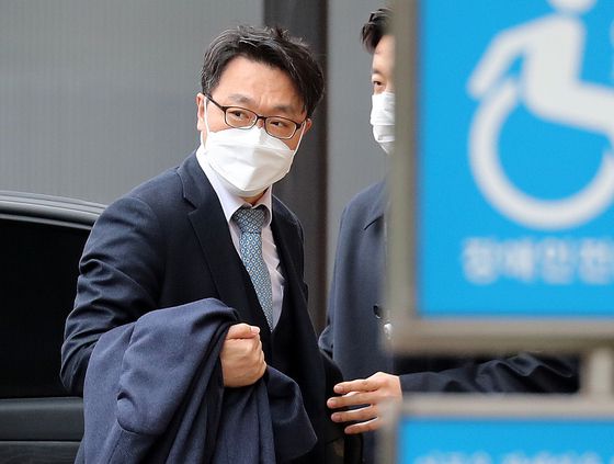 (과천=뉴스1) 박세연 기자 = 김진욱 고위공직자범죄수사처(공수처) 처장이 18일 오전 경기 정부과천청사 공수처로 출근하고 있다.  공수처가 윤석열 대통령 당선인의 공약에 정면으로 반발했다. 17일 공수처는 윤 당선인이 ‘독소 조항’이라 규정한 ‘공수처법 24조’ 폐지 공약에 대해 “위 규정을 통해 기존 수사 기관의 사건 임의 축소 및 확대와 사건 은폐 의혹을 방지할 수 있다”며 유지가 필요하다는 입장을 밝혔다. 또한 공수처는 “기관별 중복 수사가 진행될 경우 고위공직자범죄의 수사 기밀 유출 가능성이 커지고 이중 조사로 인권 침해가 발생할 수도 있다”는 의견도 전했다. 2022.3.18/뉴스1