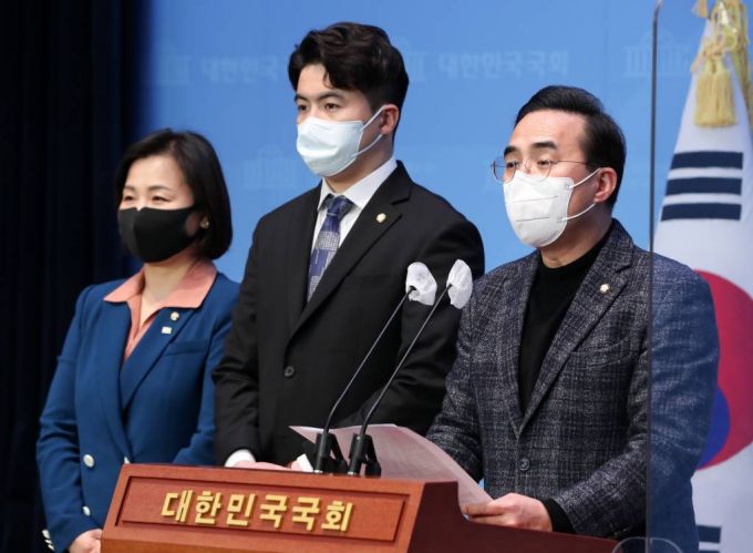 박홍근 더불어민주당 원내대표가 이달 27일 서울 여의도 국회 소통관에서 원내대변인단을 발표하고 있다. 신임 원내대변인단에는 이수진-오영환 의원이 임명됐다. / 사진제공=뉴시스