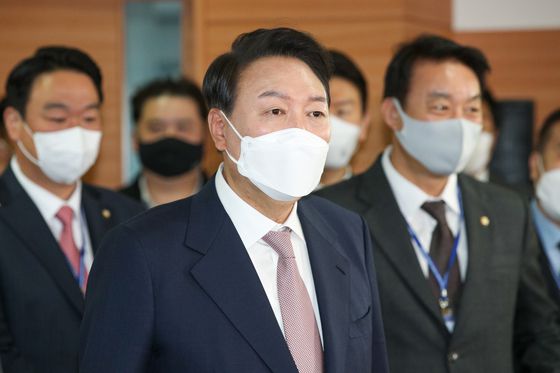 윤석열 대통령 당선인이 28일 오전 서울 종로구 통의동 금융감독원 연수원에 마련된 제20대 대통령직인수위원회 브리핑룸을 둘러보고 있다. /사진=뉴스1