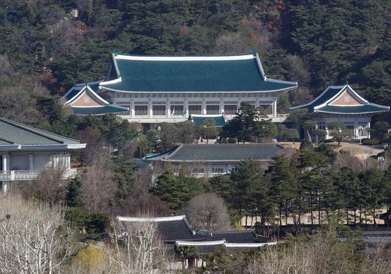 문재인 대통령과 윤석열 대통령 당선인이 28일 청와대에서 만찬 회동을 한다. 지난 9일 대선 이후 19일만, 지난 10일 윤 당선인의 대통령 당선 확정 이후 18일만의 회동이다. 사진은 이날 청와대 모습. /사진=뉴스1