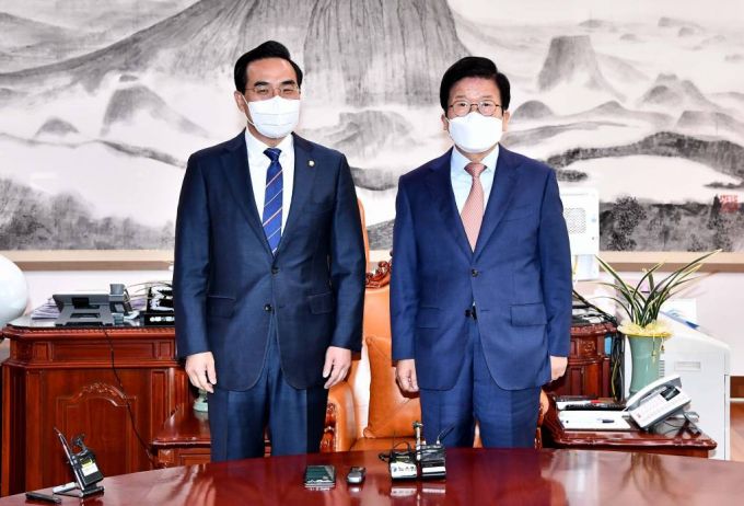 [서울=뉴시스 최진석 기자 = 박병석(오른쪽) 국회의장이 28일 서울 여의도 국회 의장실에서 박홍근 신임 더불어민주당 원내대표의 예방을 받고 기념촬영을 하고 있다. (공동취재사진) 2022.03.28.