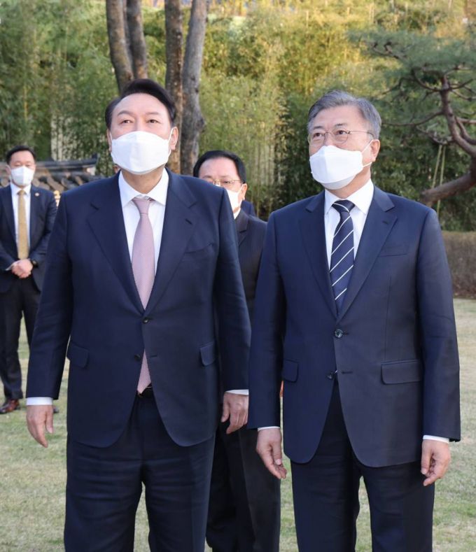 [서울=뉴시스] 김진아 기자 = 문재인 대통령과 윤석열 대통령 당선인이 28일 오후 청와대 상춘재에서 만찬 회동에 앞서 대화하고 있다. 2022.03.28.