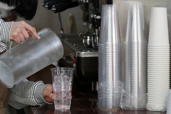 (서울=뉴스1) 민경석 기자 = 4월 1일부터 카페와 식당 내 일회용 플라스틱 컵 사용이 전면 금지된다. 이에 따라 내달부턴 일회용 컵을 비롯해 일회용 수저나 포크, 나무젓가락과 이쑤시개도 사용할 수 없다.  국내 신종 코로나바이러스 감염증(코로나19) 일일 신규 확진자가 30만명대를 넘어가는 등 확산세가 지속되는 상황 탓에 현장에서 볼멘소리가 나오지만, 정부는 올해 초 예고했던 대로 '제로 웨이스트(Zero Waste)' 정책에 시동을 걸 방침이다.  28일 서울의 한 커피전문점에 일회용컵이 쌓여 있다. 2022.3.28/뉴스1