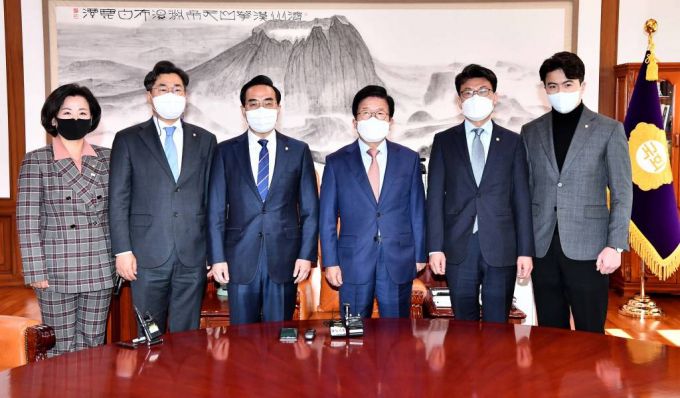 [서울=뉴시스] 최진석 기자 = 박병석(왼쪽 네번째) 국회의장이 28일 서울 여의도 국회 의장실에서 박홍근(왼쪽 세번째) 신임 더불어민주당 원내대표 등 원내대표단의 예방을 받고 기념촬영을 하고 있다. 사진 왼쪽부터 이수진 원내대변인, 박찬대 원내수석부대표, 박 원내대표, 박 의장, 진성준 원내수석부대표, 오영환 원내대변인. (공동취재사진) 2022.03.28.