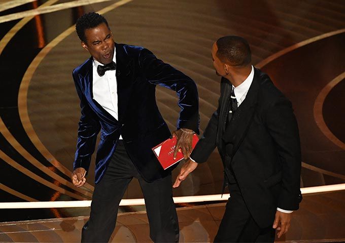 할리우드 배우 윌 스미스(오른쪽)가 자신의 아내 제이다 핀켓 스미스의 삭발 머리에 대해 농담을 던진 코미디언 크리스 록(왼쪽)의 뺨을 때렸다./사진=AFP/뉴스1