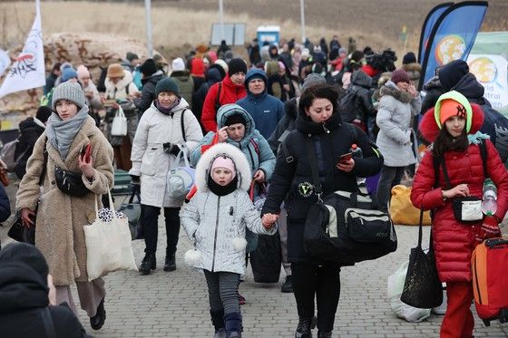 (메디카(폴란드)=뉴스1) 조태형 기자 =  8일(현지시간) 우크라이나 접경 지역인 폴란드 메디카 국경검문소에서 한 피란민 가족이 쉼터로 향하고 있다. 이날 유엔난민기구는 조만간 우크라이나를 탈출하는 난민의 수가 200만명이 넘을 것이라고 밝혔다. 2022.3.9/뉴스1