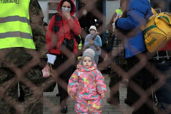 (프셰미실(폴란드)=뉴스1) 조태형 기자 = 러시아군이 우크라이나 수도인 키이우를 비롯해 하르키우, 마리우폴, 수미에서 민간인 대피를 위한 인도주의 통로를 개방키로 한 7일(현지시간) 키이우를 출발해 르비브를 지나 우크라이나 접경 도시인 폴란드 프셰미실 중앙역에 도착한 열차에서 피란민들이 내리고 있다. 2022.3.8/뉴스1