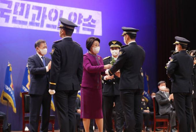 [아산=뉴시스] 전진환 기자 = 김정숙 여사 17일 오후 충남 아산 경찰대학교에서 열린 ‘2022년 신임경찰 경위·경감 임용식’에 참석해 임용자 대표에게 꽃다발을 전달하고 있다. 2022.03.17.