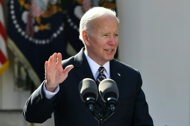 (워싱턴 AFP=뉴스1) 우동명 기자 = 조 바이든 미국 대통령이 30일(현지시간) 워싱턴 백악관에서 린치를 증오범죄로 규정하는 '에멧 틸 안티 린칭 법안'에 서명을 한 뒤 연설을 갖고 "린치는 모든 미국인이 미국의 구성원이며 동등하다는 것을 부인하는 완전한 테러"라고 밝히고 있다.   (C) AFP=뉴스1