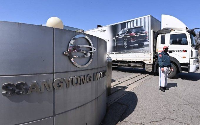 [평택=뉴시스] 김종택기자 = 에디슨모터스컨소시엄의 쌍용자동차 인수가 무산됐다. 쌍용차는 '에디슨모터스 컨소시엄과 체결한 인수합병(M&A) 투자계약이 자동해제됐다'고 28일 공시했다. 사진은 이날 경기도 평택시 쌍용자동차 평택공장 정문 모습. 2022.03.28.