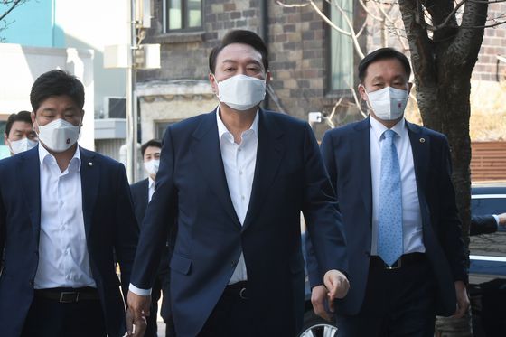 윤석열 대통령 당선인이 3일 오후 서울 종로구 통의동 금감원 연수원에 마련된 제20대 대통령직인수위원회에서 예정된 신임 국무총리 인선 발표를 위해 발걸음을 옮기고 있다.   윤 당선인은 새 정부 국무총리 후보자로 한덕수 전 총리를 지명할 예정이다. 2022.4.3/뉴스1