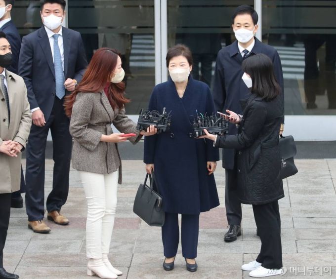 박근혜 전 대통령이 지난 3월24일 오전 서울 강남구 삼성서울병원에서 퇴원하며 취재기자들의 질문에 답하고 있다. 박 전 대통령의 뒤쪽으로 유영하 변호사(사진 뒤쪽 맨오른편)가 서 있다. /사진=김휘선 기자 hwijpg@