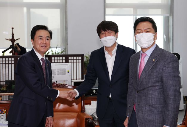이준석 국민의힘 대표(가운데)가  4일 여의도 국회 농림축산식품해양수산위원장실에서 김태흠 의원과 만나 악수하고 있다. 오른쪽은 김기현 원내대표. /사진=뉴스1